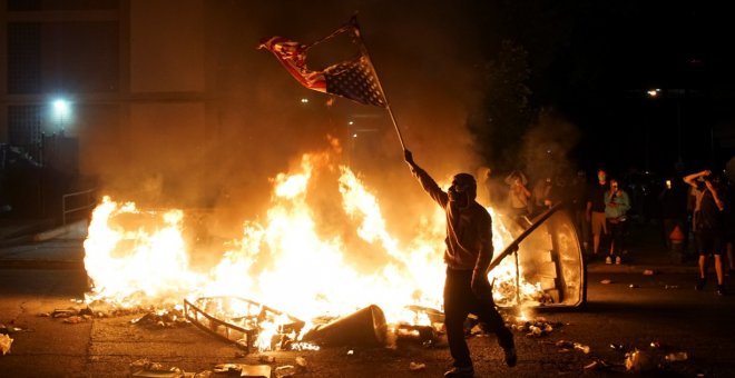 Máxima tensión en EEUU: los manifestantes desafían el toque de queda y la Policía los reprime con gases y balas