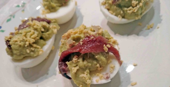 Pato confinado - Receta de huevos rellenos con aguacate y anchoas