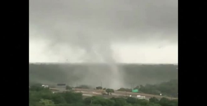 Un tornado cruza el centro de Orlando