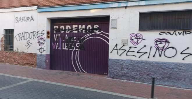 Vandalizan las sedes de PSOE y Podemos en Vallecas con esvásticas y pintadas: "terroristas" y "asesinos"