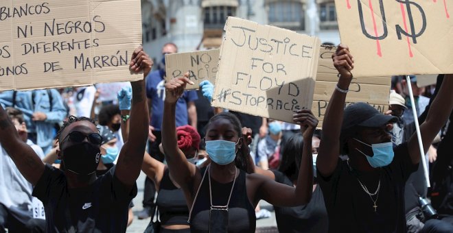 Miles de personas antirracistas marchan por el centro de Madrid desde la embajada de EEUU para denunciar la muerte de George Floyd