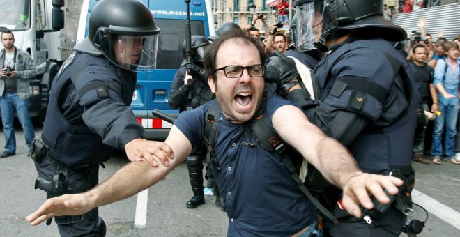 La cúpula de los Mossos reubicará al agente condenado por cargar contra los manifestantes del 15-M