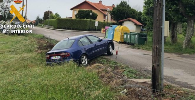 Dos investigados por robar una furgoneta para remolcar su coche con la que colisionaron contra una farola y una casa