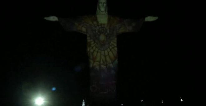 El Cristo Redentor se ilumina con alfombras florales para celebrar el Corpus Christi