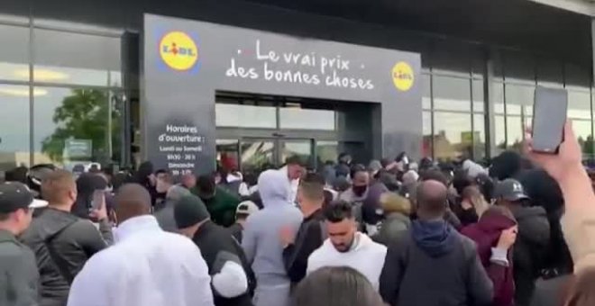 Cientos de personas colapsan las puertas de un supermercado en Francia para conseguir una consola a buen precio