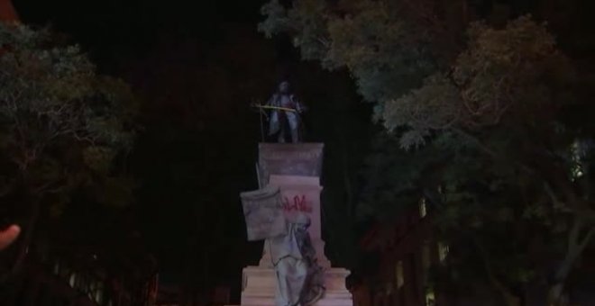 Derriban y prenden fuego a una estatua del general Albert Pike en Washington