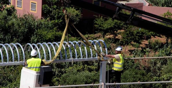 Instalan en Ceuta los primeros tubos antitrepados que sustituyen a las concertinas