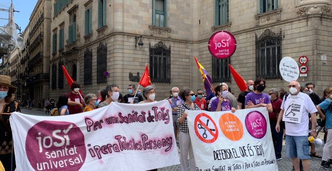 La marea blanca sanitària es manifesta a la plaça Sant Jaume per reclamar "més recursos i menys externalitzacions"