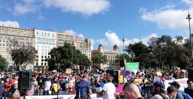 Centenars de manifestants protesten pels drets de les persones migrades