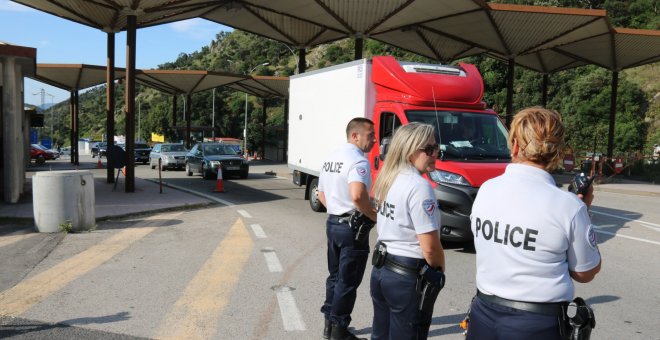 Els comerços de la Jonquera reben els primers clients francesos després de la reobertura de la frontera