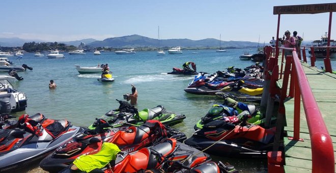 Decepción en El Puntal por la invasión de motos de agua