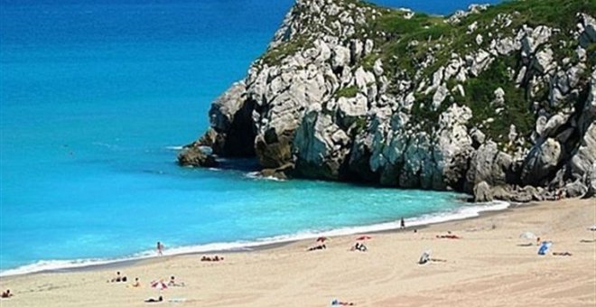 La playa de Usgo, en Miengo, y el relleno de la marisma de Raos reciben banderas negras por contaminación y mala gestión ambiental