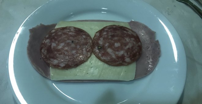 La cena para un cardiólogo de guardia: tres lonchas de embutido y una de queso