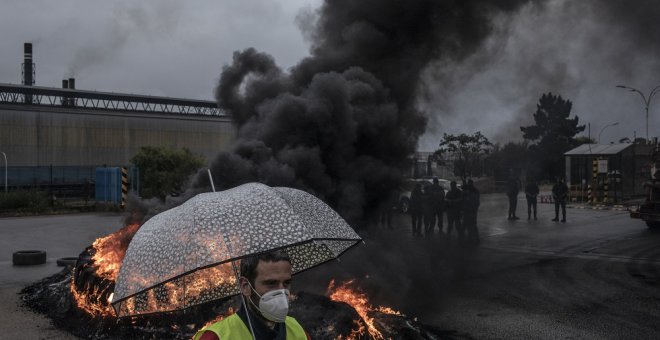 La pelea contra el cierre de Alcoa se bate entre neumáticos quemados y el negocio de las eléctricas, que nadie se atreve a tocar