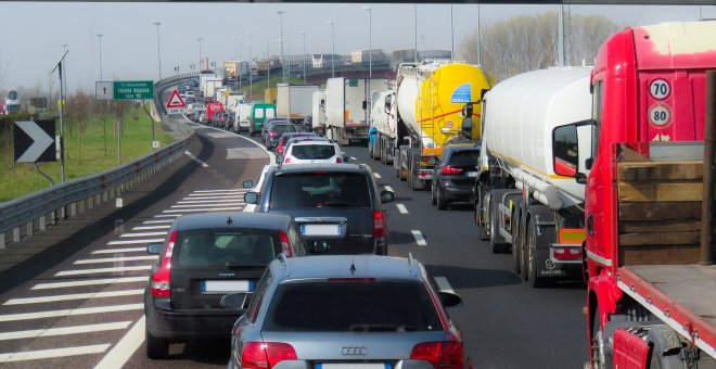 Vuelven los atascos en las carreteras al inicio de las vacaciones de verano