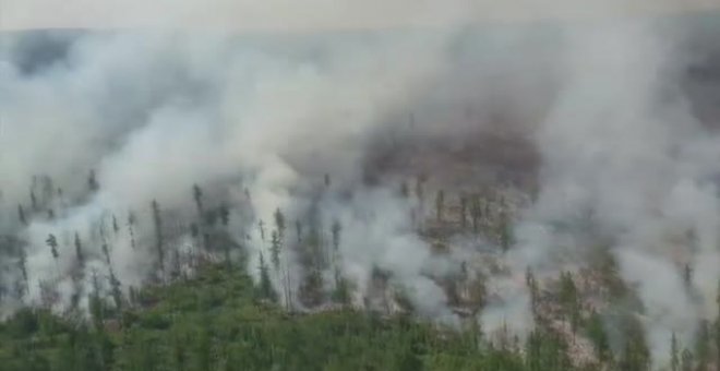 Los bomberos trabajan contra reloj con hidroaviones para contener los incendios en Siberia