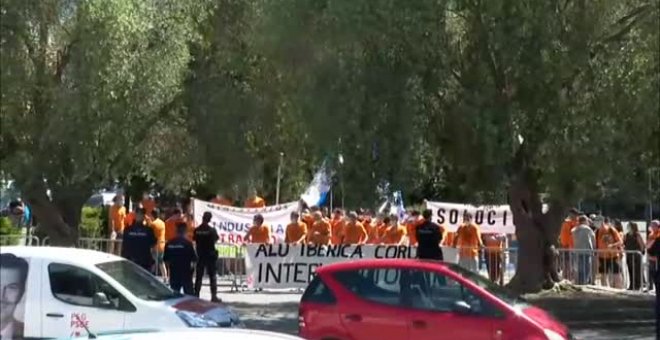 Los trabajadores de Alcoa protestan en el acto electoral de Pedro Sánchez en La Coruña