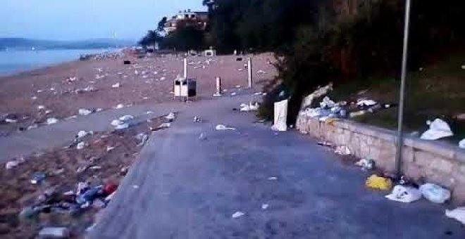 La playa de Los Peligros amanece llena de basura y plásticos tras una noche de botellón en la nueva normalidad