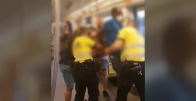 Polémica por la detención de un pasajero en el metro de Valencia por llevar mal puesta la mascarilla