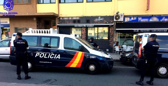 La Policía registra un local de hostelería de Nueva Montaña por consumo y venta de drogas y propone sanciones