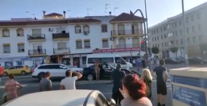 Una conductora provoca un accidente, baja del coche bailando y se resiste a la Policía Local de Lepe