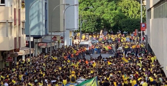 "Miles se concentran en Cádiz para celebrar la posible vuelta de la covid-19 a primera": las polémicas imágenes de aficionados antes de un partido