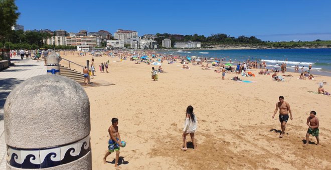 Aforo completo en la playa de Virgen del Mar y nivel rojo de ocupación en El Sardinero y Peligros