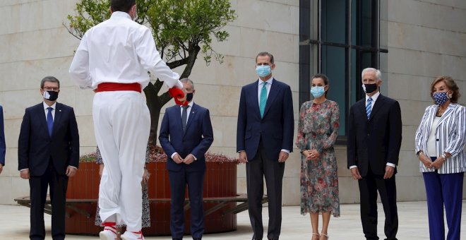 La Ertzaintza favorece las muestras de apoyo a los reyes y expulsa a manifestantes con la bandera republicana