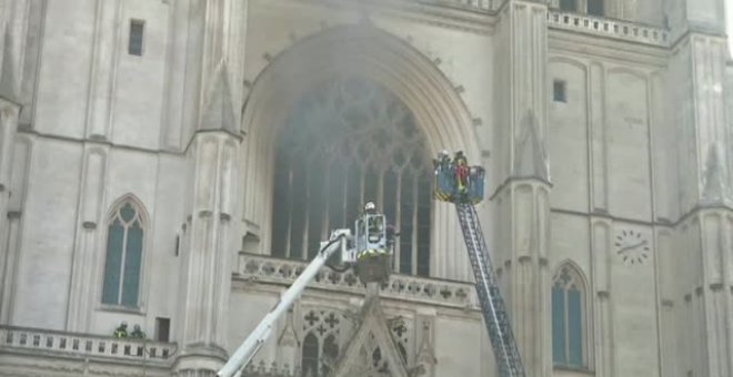 Un gran incendio devora la catedral gótica de Nantes