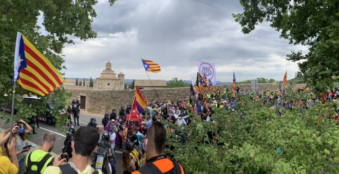 Centenars de persones protesten a Poblet contra la visita de Felip VI