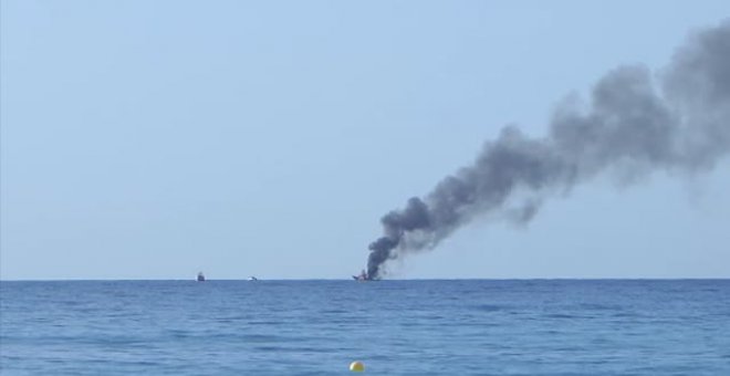 Salvamento Marítimo rescata a cuatro pescadores tras incendiarse un barco en El Campello (Alicante)