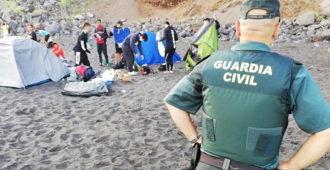 Desalojan una playa de Tenerife tras interceptar una quedada para propagar la covid-19