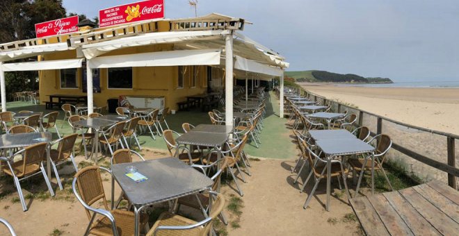 Un 'chiringuito' de la playa de Oyambre cierra después de que dos empleados den positivo por COVID-19