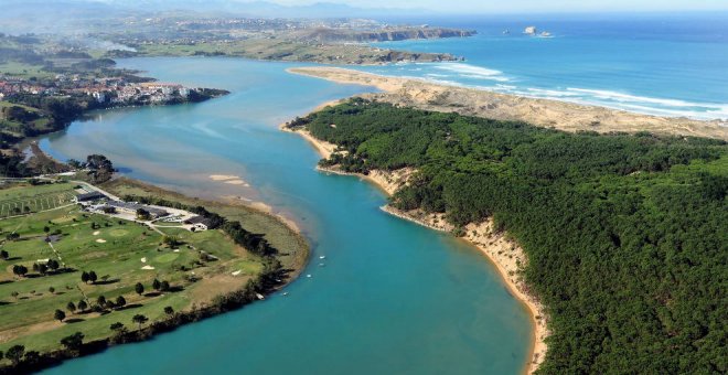 La Policía Local formula 50 denuncias por botellón y 35 por acampar en las dunas de Liencres en dos semanas