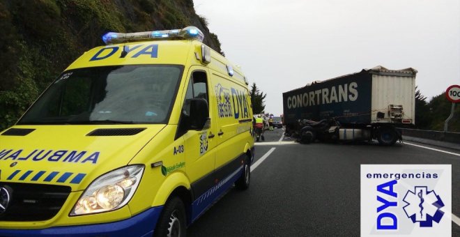 Un camión se sale de la vía en la A-8 a la altura de Castro Urdiales y provoca grandes atascos