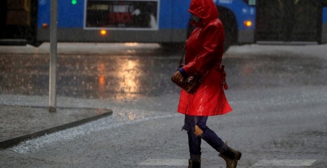 Un herido por un rayo, calles anegadas y vías cortadas por lluvias y tormentas