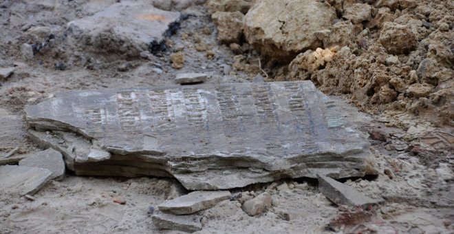 Descubiertas en Polonia 150 lápidas judías profanadas por los nazis para pavimentar una plaza