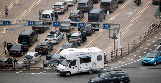 Miles de británicos reducen sus vacaciones en Francia antes de que comience la cuarentena