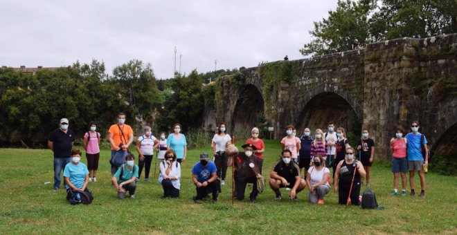 Un grupo de 25 personas recorre el trazado del Camino de Santiago que discurre junto al Pas