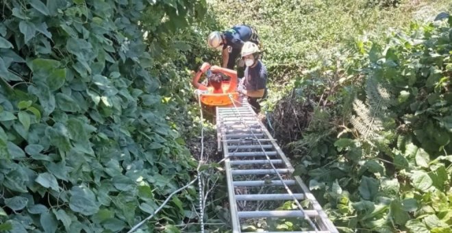 Rescatado un joven que cayó por un terraplén en Liencres y quedó atrapado en un zarzal