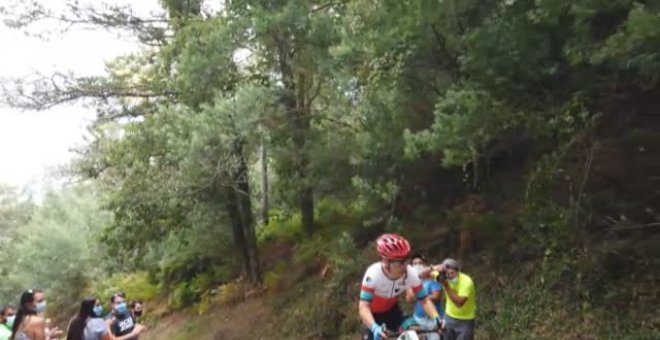 Un joven ciclista con síndrome de Down emociona en el triatlón de Aronia