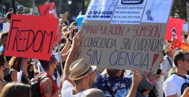 Conspiradores profesionales y oportunistas detrás del movimiento antimascarillas