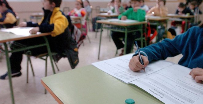 El Gobierno y las comunidades acuerdan garantizar "la máxima presencialidad" y rebajar la distancia en las aulas