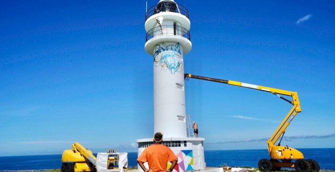 Okuda inicia la polémica intervención artística en el Faro de Ajo