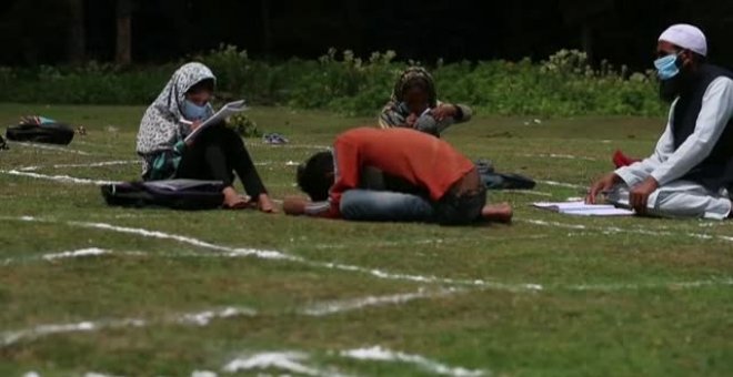 Alumnos asisten a clases al aire libre en una región de la India sin acceso a Internet