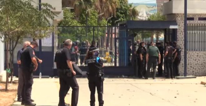 26 detenidos y nueve agentes heridos en un motín en el CETI de Melilla