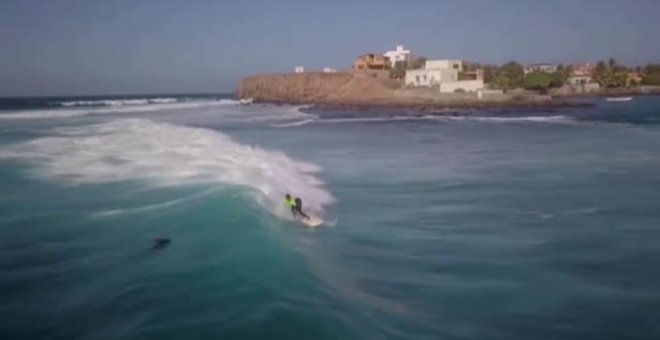 Así es Khadjou Sambe, la surfista que desafía los roles de género en Senegal