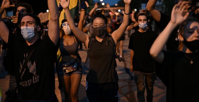 Las protestas raciales regresan a Oakland con disturbios y cargas policiales