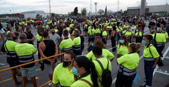 Trabajadores de Acciona protestan por los despidos en la entrada de la planta de Nissan