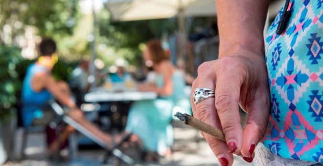 Madrid prohibirá fumar en la calle y el ocio nocturno "de manera inmediata"